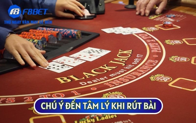 Bạn nên chú ý đến tâm lý khi rút bài để biết khi nào nên giữ nguyên